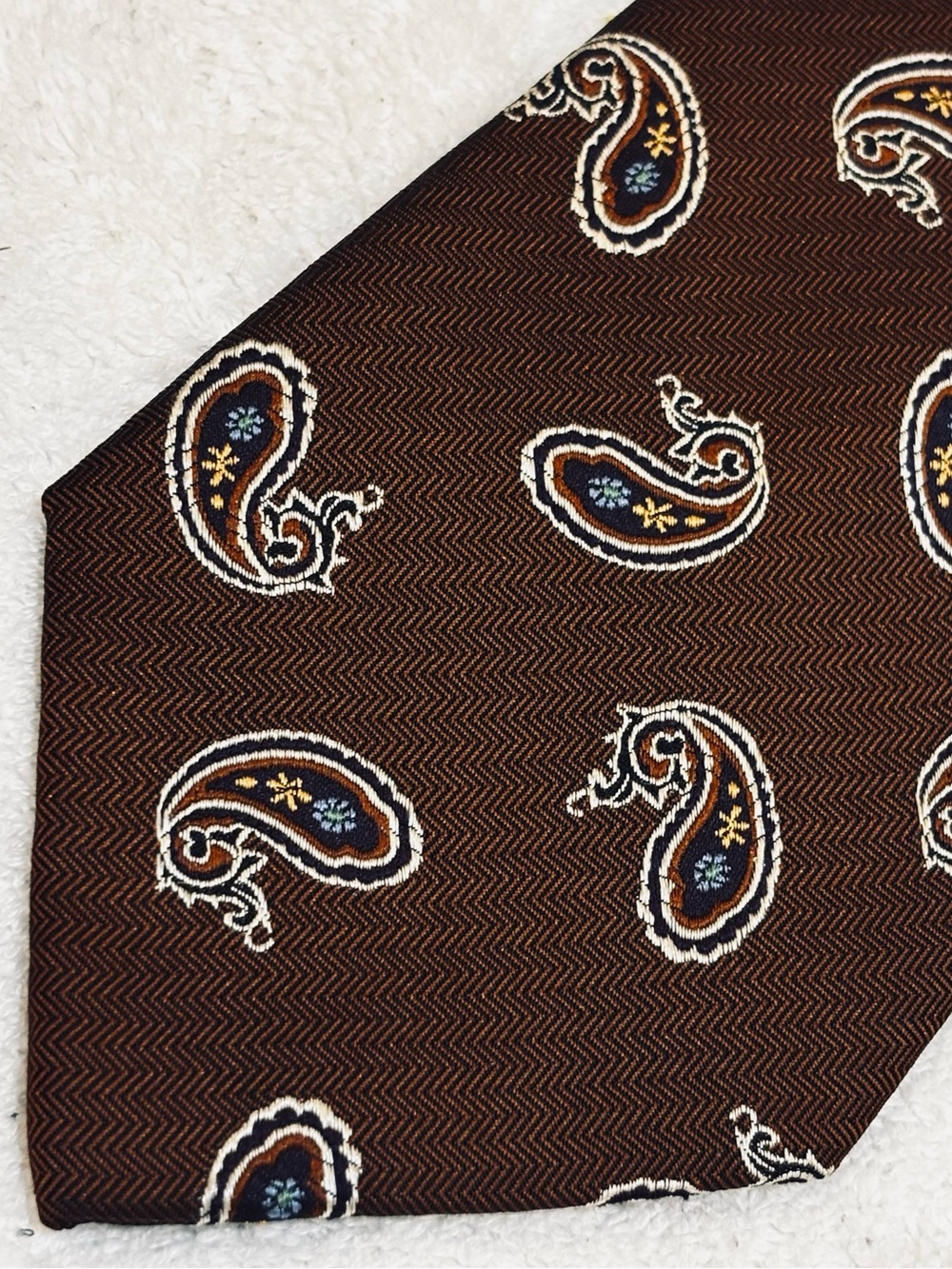 Brand New Corporate Power Tie By JOS A. BANK (Signature Collection)